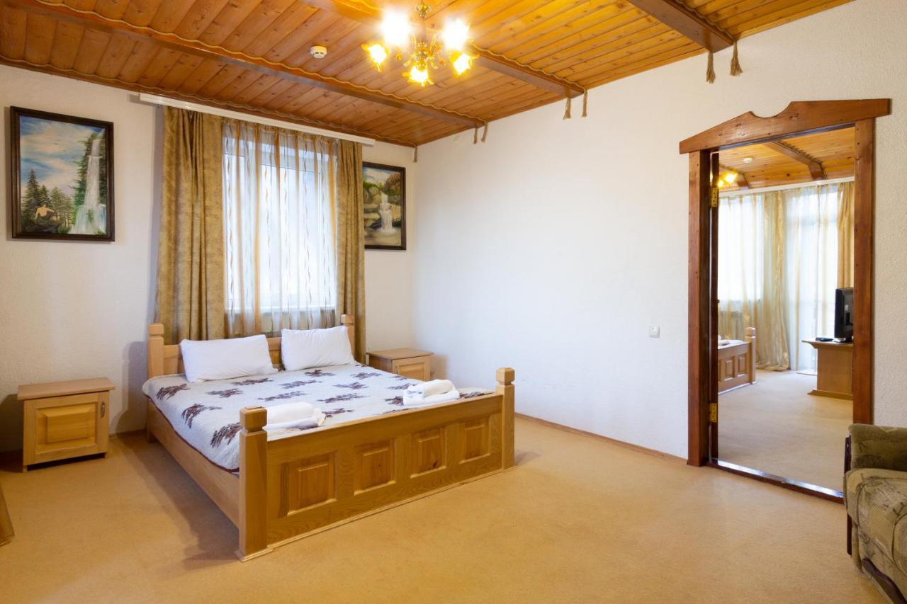 У Мар'Яни І Назара Hotel Yaremche Ngoại thất bức ảnh